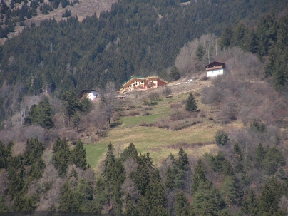 Der Dachstuhl sitzt Einmal vom Dorf hinaufschauen